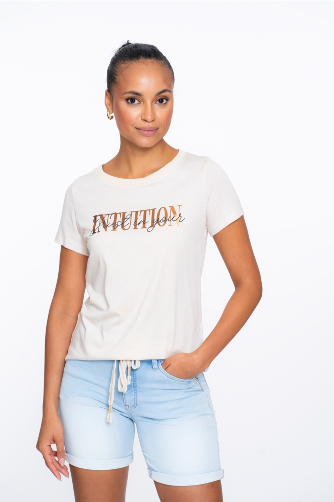 T SHIRT MET TEKST 52396 41 000720 SAND/BLACK